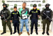 Otras tres personas también fueron capturadas. Foto/ Policía
