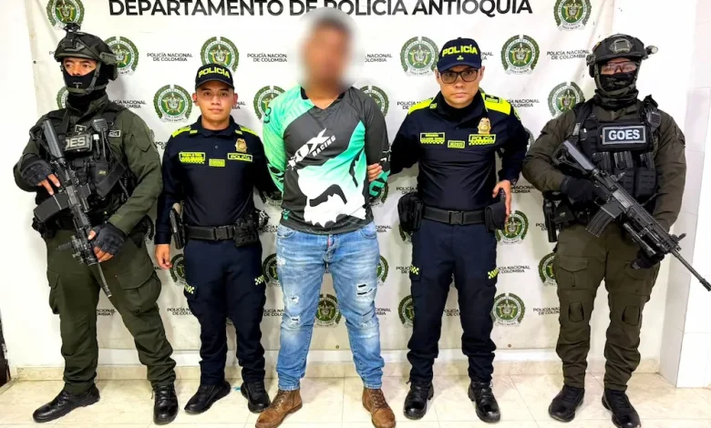 Otras tres personas también fueron capturadas. Foto/ Policía