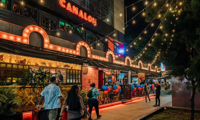 Hay cambios en el comercio nocturno en Medellín. Foto/ Alcaldía